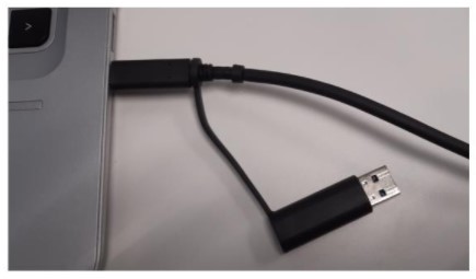 USB-C-liitin on suoraan kiinni koneeessa ja sovitin ei ole käytössä.